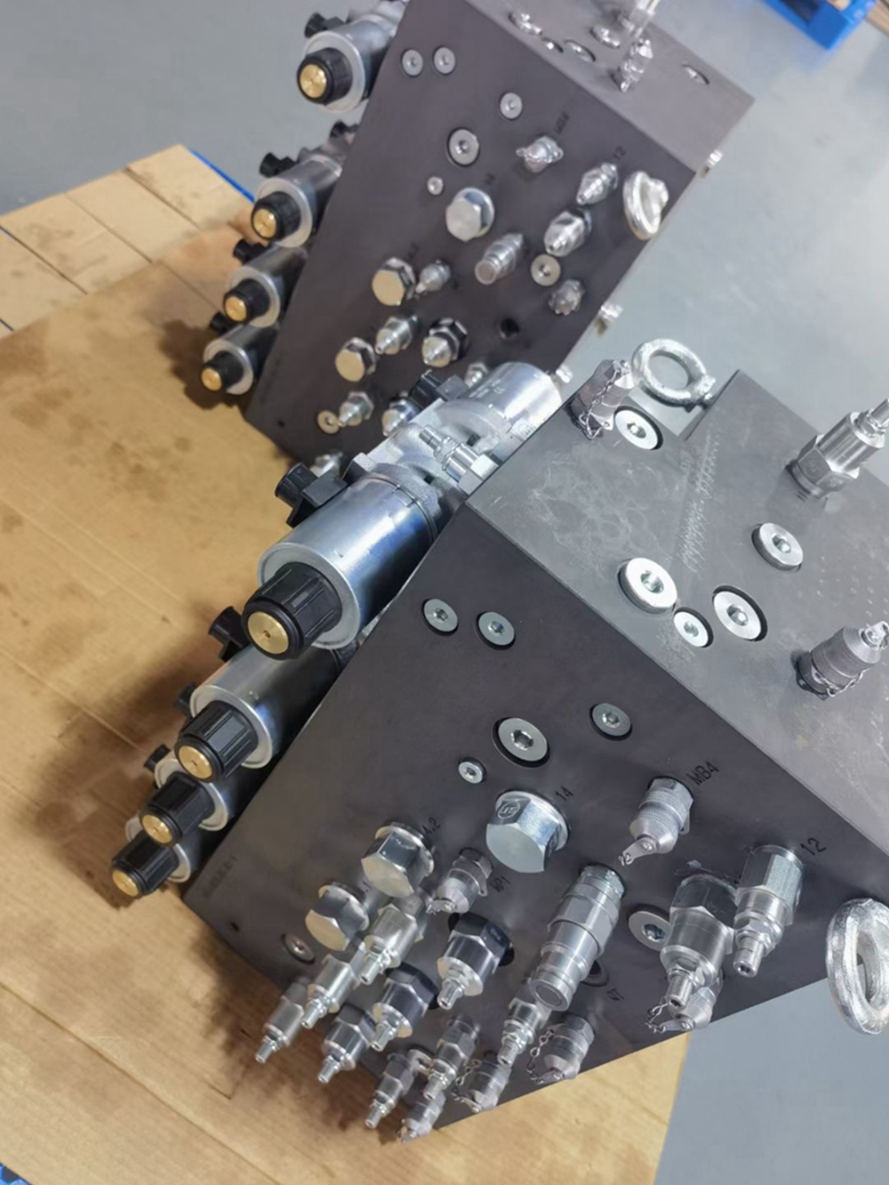 Hydraulic valve group
