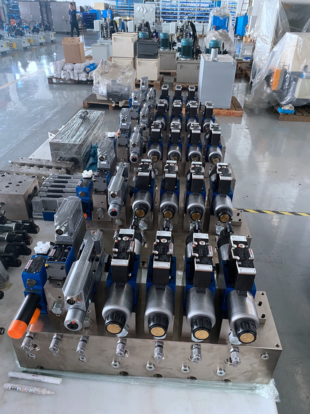 Hydraulic valve group